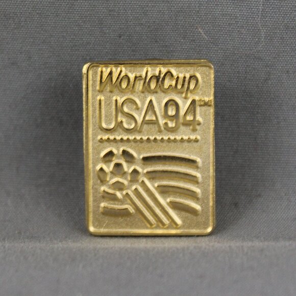 1994 World Cup of Soccer Pin - Gold Official Logo by Peter David - Stamped Pin - Picture 3 of 3